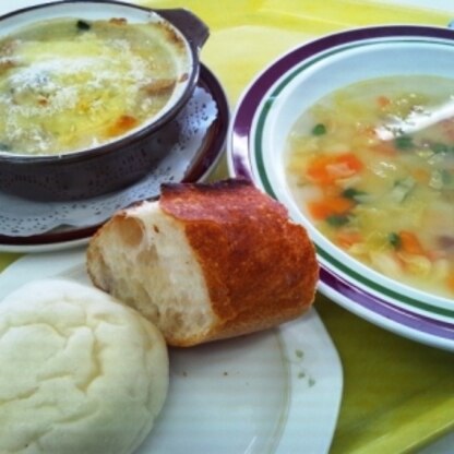 もっちりとした白パン、本当に大好きです。グラタンとスープに添えていただきました。